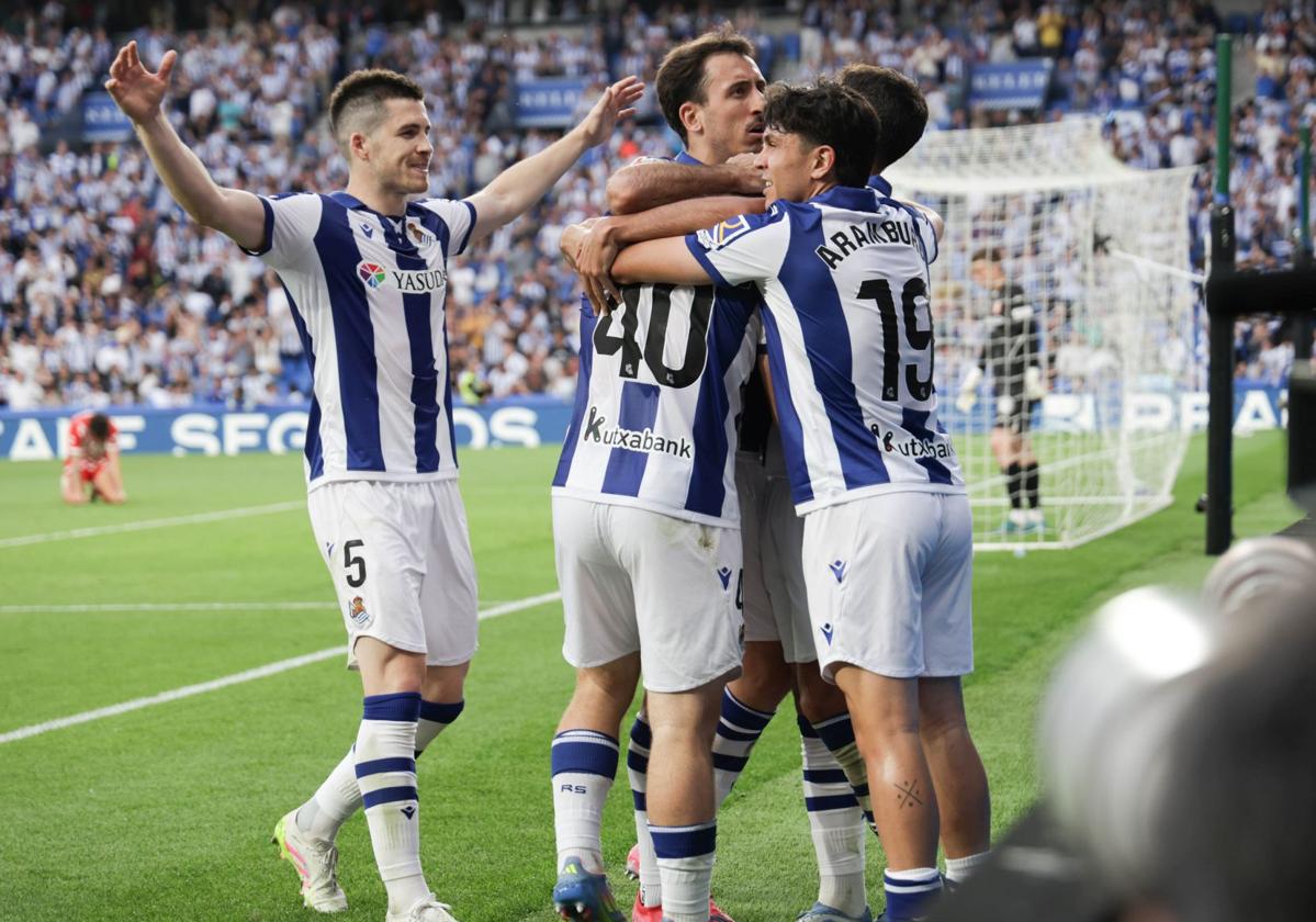 Zubeldia, Oyarzabal, Zubimendi y Aramburu abrazan a Mariezkurrena tras su gol al Girona.