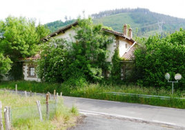 La antigua casa de maestros que sale a subasta en un pueblo de Gipuzkoa