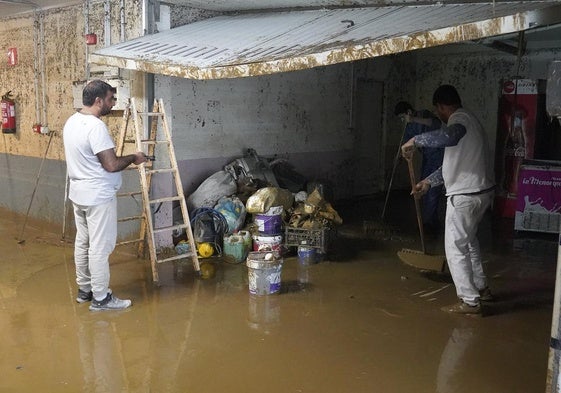 Neveras, arcones, botes de pintura... Buena parte de los materiales guardados en garajes, sótanos y almacenes del barrio Alegi, de Gabiria, han quedado destrozados o inutilizados tras las inundaciones del lunes.
