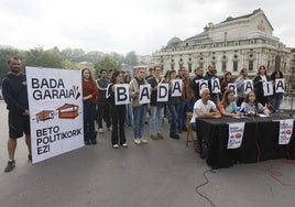Miembros de GKS, la comparsa Luberri y el Sindicato de Vivienda este martes en Bilbao