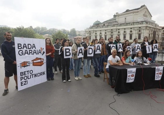 Miembros de GKS, la comparsa Luberri y el Sindicato de Vivienda este martes en Bilbao