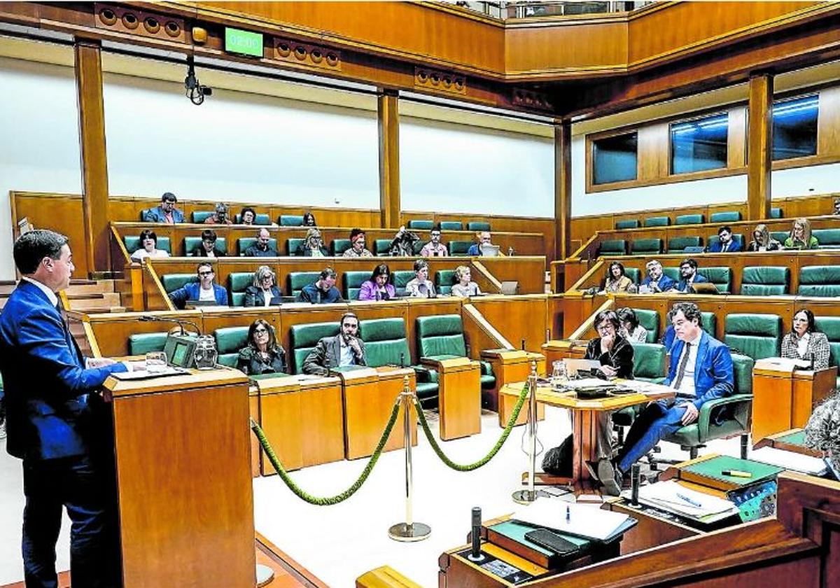 El polémico debate sobre migración llegará este viernes al Parlamento Vasco