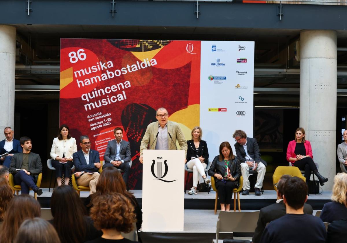 El director de la Quincena Musical, Patrick Alfaya, se dirige a los asistentes para informar sobre las novedades de la 86 edición.
