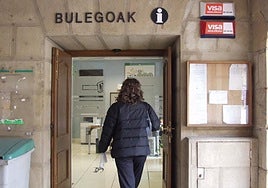 Una persona entra en las oficinas municipales.