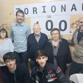 Marcelino Usarraga junto a miembros de su familia y el alcalde.