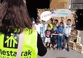 Salestarrak antolatutako festa San Juan plazan joan den larunbatean ospatu zen.