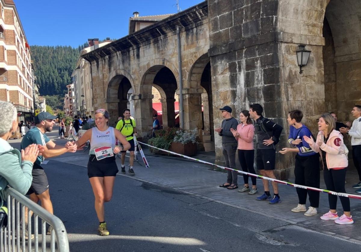 Emocionante llegada de corredores y corredoras de la primera Korosti Trail del año pasado.