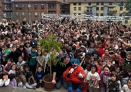 Porrotx, escolares, familiares y profesorado con el nogal que a partir de ahora homenajeará a los fallecidos.