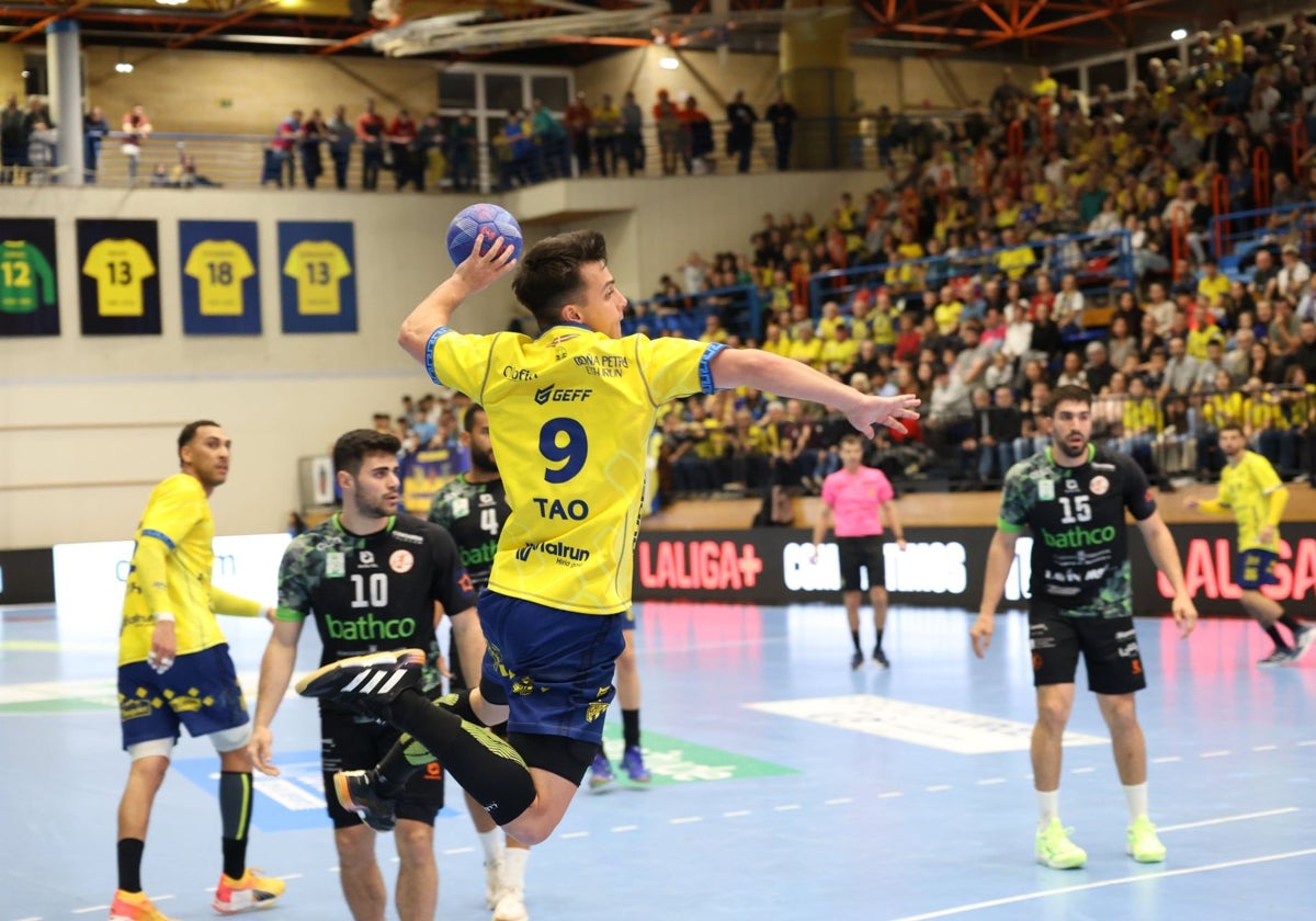 Gey-Emparan lanzando a portería en el partido de esta temporada contra el Torrelavega.