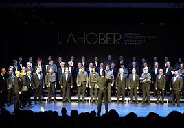 Las formaciones Eragiyok y Voces Graves Madrid, durante la actuación que ofrecieron en el ciclo AHOBER en 2023.