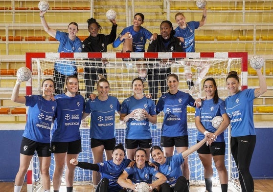 Las jugadoras del Super Amara Bera Bera, ayer antes del último entrenamiento.