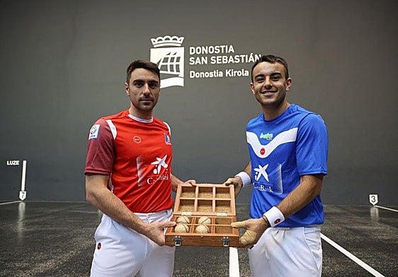 Peio Etxeberria e Iker Larrazabal muestran las cuatro pelotas elegidas en el Atano III.
