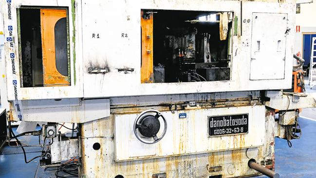Imagen antes - El antes y el después del retrofi tting realizado por Berkoa de la rectifi cadora modelo Danobat Toyoda.