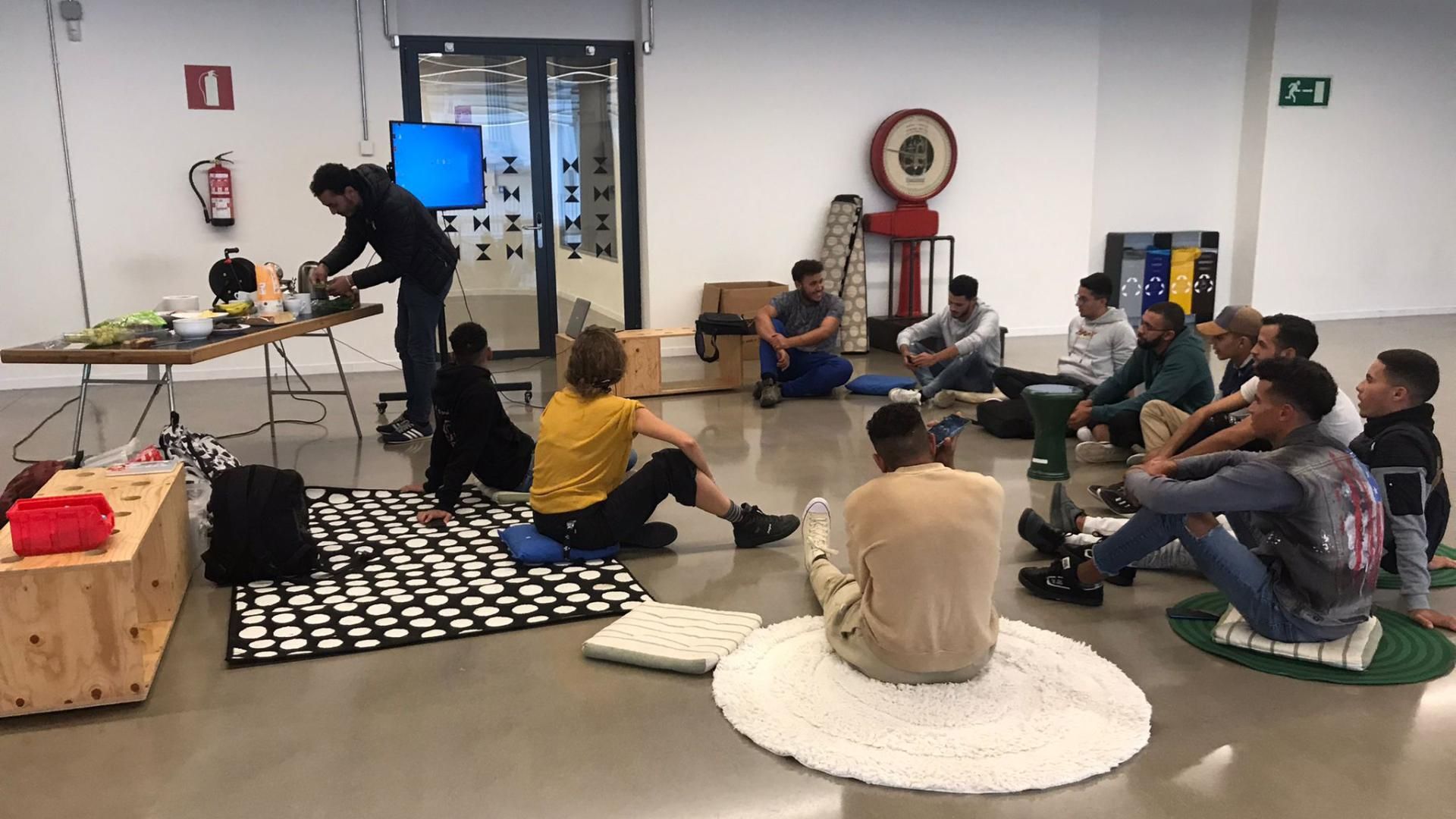 Reunión de participantes en los talleres de Harrotu ileak.
