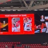 Un aficionado de la Real Sociedad presume de equipo en casa del Athletic y enseña su escudo a todo San Mamés
