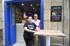 Ana Pereira y Manuela Cantón, camarera y propietaria de la taquería Santo Remedio de la calle Fermín Calbetón, posan tras los altercados de anoche.