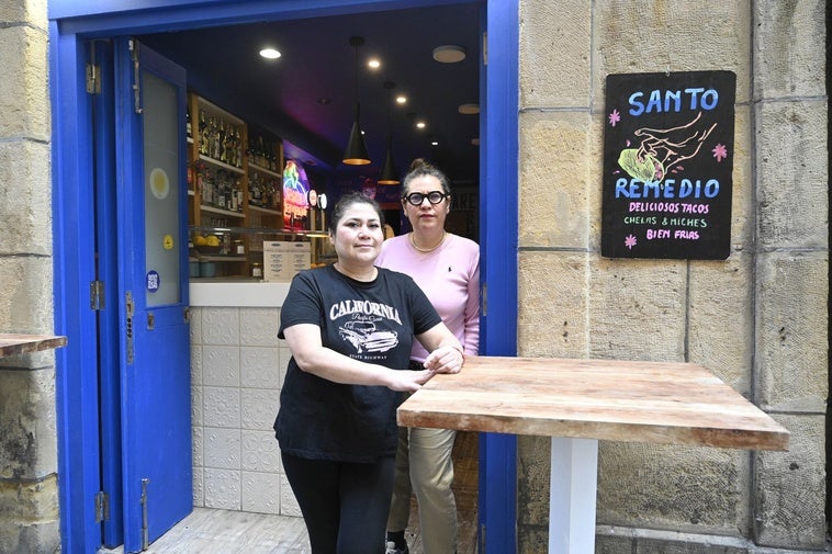 Ana Pereira y Manuela Cantón, camarera y propietaria de la taquería Santo Remedio de la calle Fermín Calbetón, posan tras los altercados de anoche.