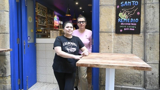 Ana Pereira y Manuela Cantón, camarera y propietaria de la taquería Santo Remedio de la calle Fermín Calbetón, posan tras los altercados de anoche.
