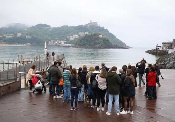 Un grupo de turistas, en el Náutico de San Sebastián.