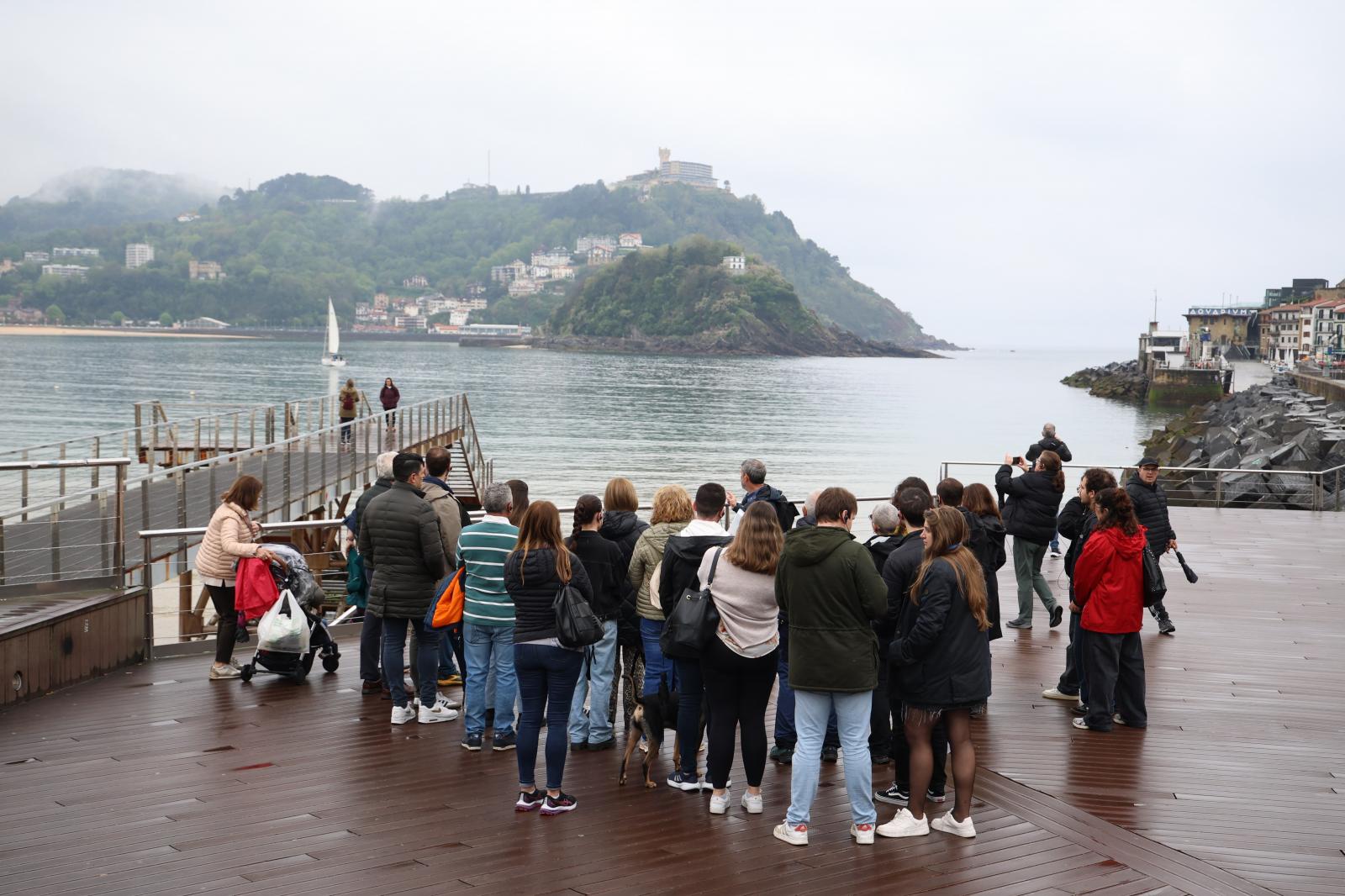 Un grupo de turistas, en el Náutico de San Sebastián.