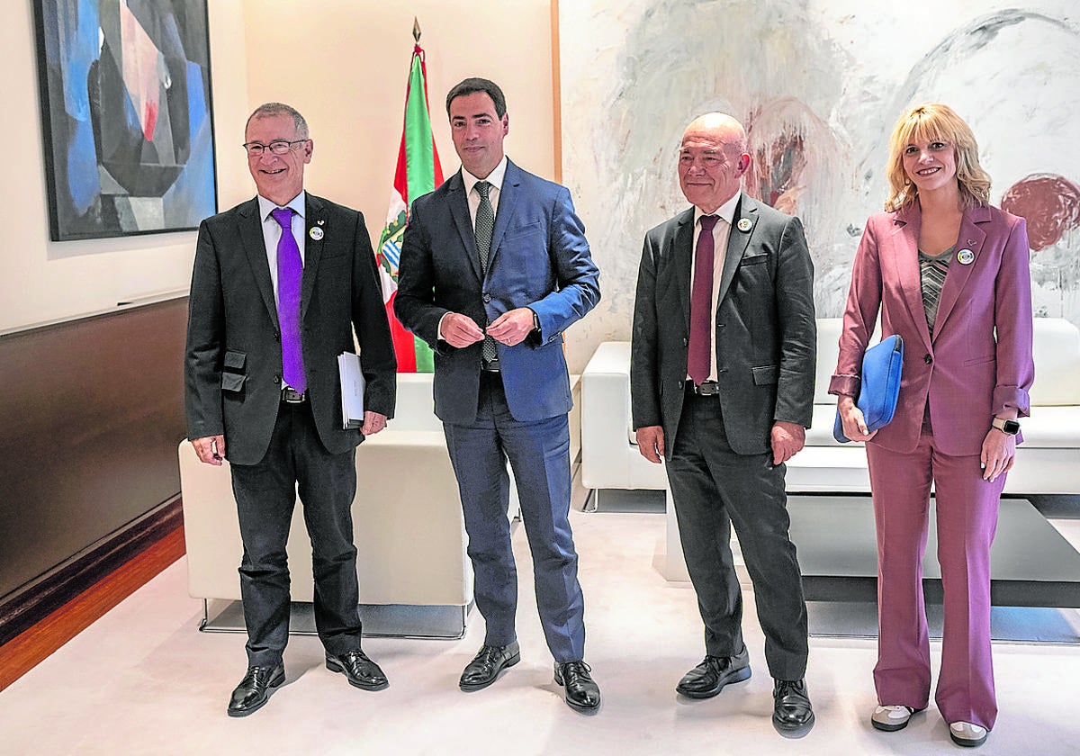 El rector de la UPV, junto a Pradales, el consejero de Universiades y la vicerrectora de Bizkaia, en Lehendakaritza.