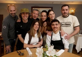 Vane y Borja, promotores del restaurante, junto al resto del equipo del Mamis-Etxe.