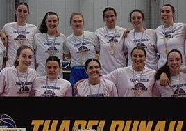 El equipo al completo posa con las medallas y las camisetas conmemorativas preparadas para la ocasión.