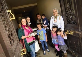 Dos familias se unen en el portal antes de reunirse en torno a una mesa dentro de una edición pasada de Bizilagunak.