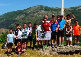 Txalintxoko azken irteeran parte hartutako haurrak, tontorrean.
