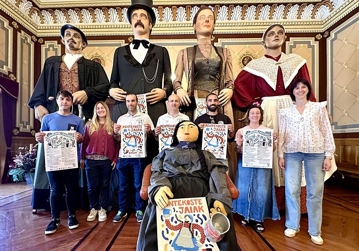 Presentación del programa oficial de fiestas en compañía de Bitorianatxo y los gigantes txupineros.