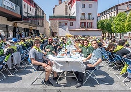 Gran ambiente festivo en el municipio en la celebración de la primera edición del Txaranga Eguna.