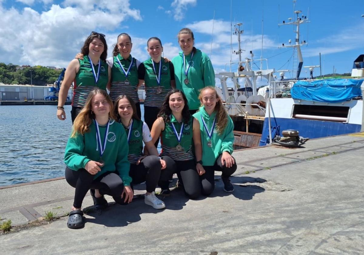 Integrantes de la embarcación juvenil que logró la medalla.