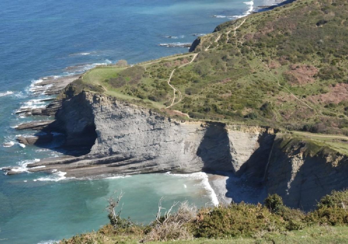 Vista parcial del flysch del Geoparque que comprende la franja costera entre Mutriku y Zumaia.