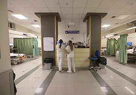 Dos enfermeras durante un turno de noche en el área de observación del Hospital Donostia.