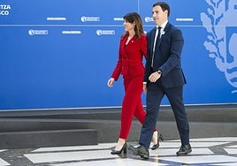 La alcaldesa de Vitoria, Maider Etxebarria, y el lehendakari Imanol Pradales, ayer.