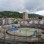 Jóvenes juegan en las pistas dentro de la plaza de toros de Eibar.