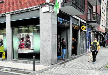 Sucursal en la que se produjo el robo el 14 de abril, en el barrio donostiarra de Altza.