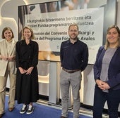 La concejala Ane Oyarbide junto a Silvia Echeverría (Natural Active Wear), Albert Algans (Nuuk Technologies) y Rakel Martín (directora de Elkargi en Gipuzkoa).