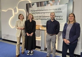 La concejala Ane Oyarbide junto a Silvia Echeverría (Natural Active Wear), Albert Algans (Nuuk Technologies) y Rakel Martín (directora de Elkargi en Gipuzkoa).