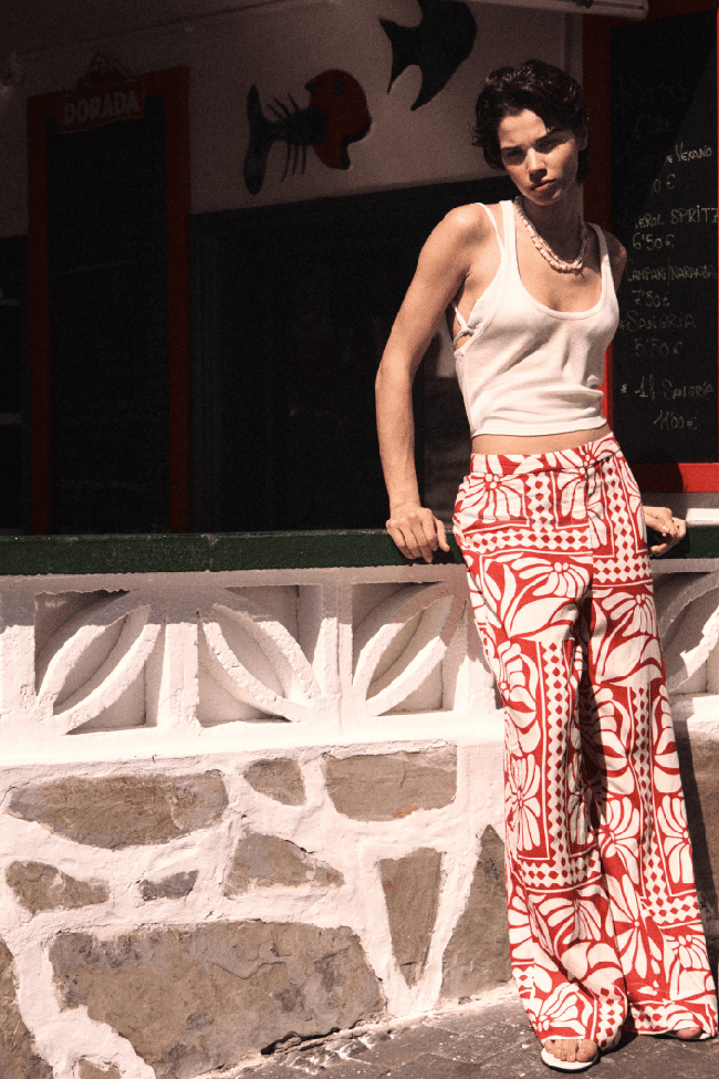 Pantalón estampado en blanco roto y rojo.