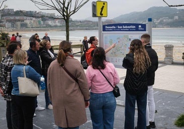 Donostia detecta 11 vulneraciones en un año de la norma que limita a 25 los grupos guiados de turistas