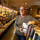 Julen Belamuno, 'Iragan atergabea' liburua eskuan duela.