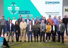 Representantes de las empresas y centros tecnológicos pertenecientes al Living Lab Eskuzaitzeta