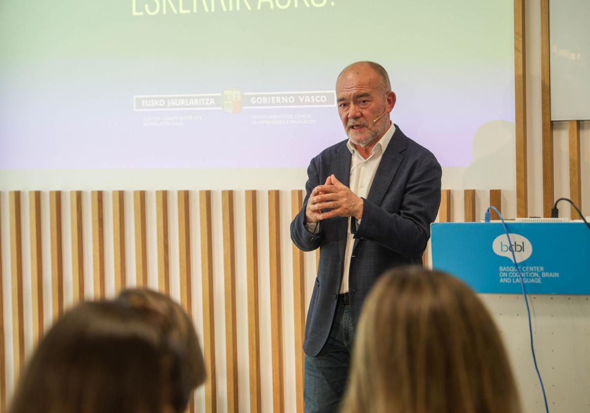 El consejero de Ciencia, Universidades e Innovación del Gobierno Vasco, Juan Ignacio Pérez Iglesias, se reunió ayer con el secretario de Estado, Juan Cruz, para llegar a un acuerdo sobre el decreto de universidades.