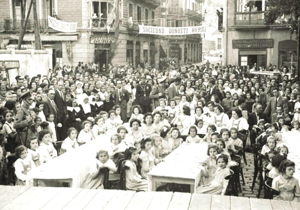Comida infantil en la plaza Easo, donde el metro conectaría con el ferrocarril de la Costa.
