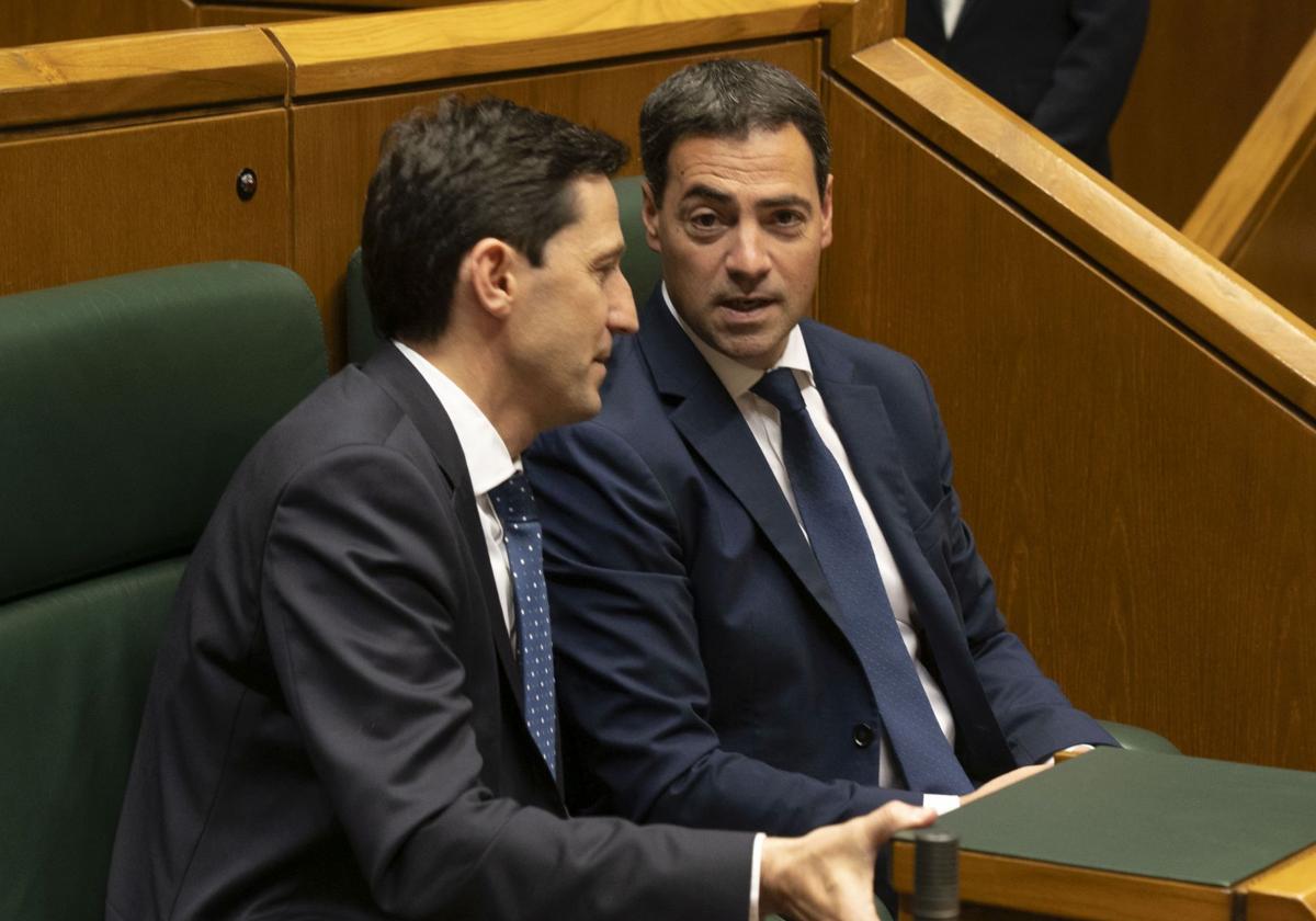 El lehendakari Imanol Pradales este jueves en el Parlamento Vasco junto al consejero de Hacienda y Finanzas, Noël d'Anjou.