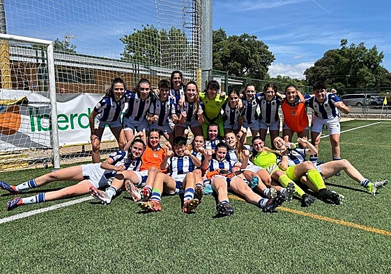Las jugadoras de la Real celebran la victoria ante el Levante y el pase a cuartos.