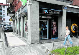 Sucursal bancaria en la que se produjo el robo, en el barrio donostiarra de Altza.