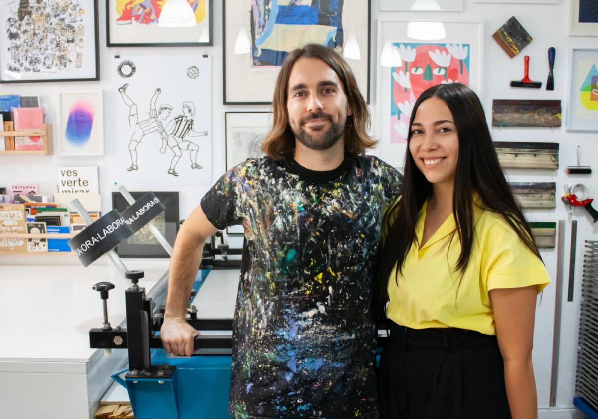 Autorretrato de Manu y Ainoa en su estudio/galería/tienda de la calle Mieres en Gijón.