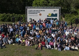 Homenajeados y miembros del club posan en la campa del antiguo tiro al plato de Ulia.